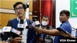 អនុប្រធានសមាគមស្វាយចន្ទីកម្ពុជាលោក ស៊ុយ កុកធាន ផ្តល់បទសម្ភាសន៍ដល់អ្នកកាសែត នៅក្រសួង កសិកម្ម ថ្ងៃទី២៩ ខែវិច្ឆិកា ឆ្នាំ ២០២៣។ (ហ៊ុល រស្មី/វីអូអេ)