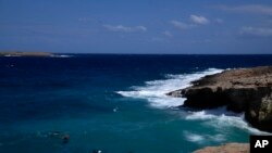 ፎቶ ፋይል፦ በደቡባዊ ግሪክ በኪቲራ ደሴት ላይ ፍልሰተኞችን የጫና ጀልባ ከቋጥኝ ጋር በመጋጨቱ በርካቶች ሞተዋል፤ አስከሬኖቹም ከበርካታ ቀናት በኋላ ተንሳፋው ታይተዋል፡2/7/2022