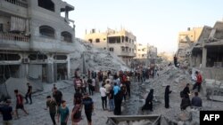 ប្រជាជនប៉ាឡេស្ទីនប្រមូលផ្តុំគ្នាដើម្បីពិនិត្យមើលអគារមួយភ្លាមៗបន្ទាប់ពីការទម្លាក់គ្រាប់បែករបស់អ៊ីស្រាអែលនៅក្នុងជំរុំជនភៀសខ្លួន Nuseirat នៅកណ្តាលតំបន់ហ្កាហ្សា ថ្ងៃទី២២ ខែសីហា ឆ្នាំ 2024។