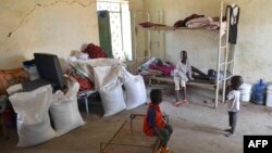 Watoto waliokoseshwa makazi wakiwa katika chumba kilichopo katika Chuo kikuu cha Al-Jazeera Julai 8, 2023. Picha na AFP. 