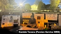 دارين دلیلی در جریان تحصن مقابل کاخ سفید و مراسم روشن کردن شمع به نشانه همدردی که شامگاه یکشنبه ۲۲ مرداد برگزار شد