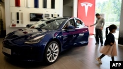 资料照：北京的一家特斯拉专卖店。（2020年5月10日）