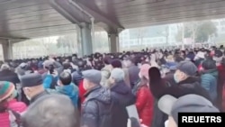 15일 중국 우한 시내에서 의료보조금 삭감 항의 시위가 진행되고 있다.