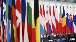 Bendera negara-negara anggota Uni Eropa di Parlemen Eropa, Strasbourg, 14 Maret 2023. (FREDERICK FLORIN/AFP)