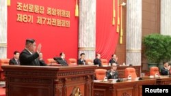 김정은(연단) 북한 국무위원장이 지난달 26일 노동당 중앙위원회 제8기 제7차 전원회의 확대회의 첫날 일정을 주재하고 있다. 