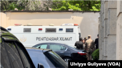 Sevinc Vaqizqızı Xətai rayon məhkəməsinə gətirilərkən.