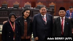 Menteri Sosial Tri Rismaharini, Menteri Keuangan Sri Mulyani, Menko Perekonomian Erlangga Hartarto, Menko Pembangunan Manusia dan Kebudayaan Muhadjir Effendy di Mahkamah Konstitusi di Jakarta, 5 April 2024. (Foto: Adek BERRY/AFP)