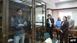 에반 게르시코비치(왼쪽) 월스트리트저널 특파원이 18일 러시아 모스크바 시내 법원 유리벽 분리 공간에서 구금 결정에 대한 항소 심리에 참석하고 있다. 