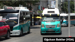 1-Minibüsçüler akaryakıta gelen son zammın, İzmir’de mesafenin uzunluğuna göre 20, 25, 30 ve 35 lira olarak uygulanan yeni tarifeyi de yetersiz bıraktığını söylüyor, 8 Temmuz 2024.