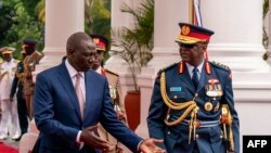 资料照片：肯尼亚国防军司令奥格拉将军与肯尼亚总统鲁托在内罗毕国宾馆准备迎接英国国王查尔斯三世之际交谈。(2023年10月31日)
