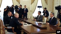 俄罗斯总统普京和俄罗斯联邦安全会议秘书帕特鲁舍夫与中国外交部长王毅和中国驻俄罗斯大使张汉晖在圣彼得堡举行会谈。（2023年9月20日）