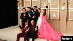 L'équipe d'"Everything Everywhere All at Once" pose avec les sept Oscars glanés par le film.
