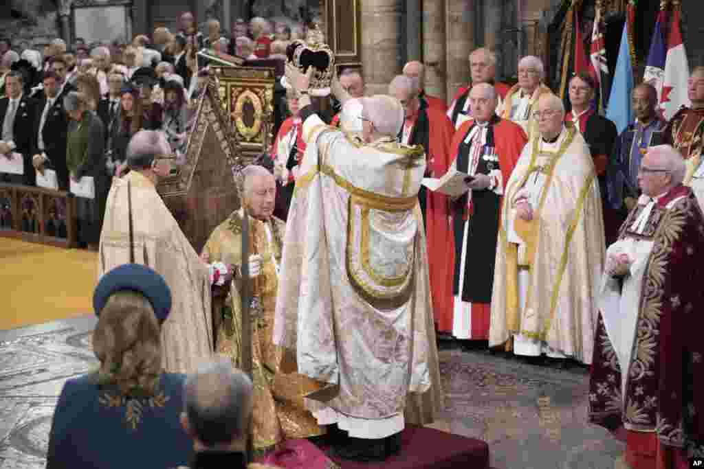 ព្រះ​មហាក្សត្រ Charles​ ទី ៣ របស់​ប្រទេស​អង់គ្លេស​យាង​ទទួល​មកុដរាជ្យ The St Edward ក្នុង​អំឡុងពេល​នៃ​ព្រះរាជ​ពិធី​គ្រងរាជ្យ​សម្បត្តិ​របស់​ព្រះអង្គ​នៅ​ព្រះវិហារ Westminster Abbey ក្នុង​ទីក្រុង​ឡុងដ៍​កាល​ពី​ថ្ងៃ​សៅរ៍ ទី ៦ ខែឧសភា ឆ្នាំ២០២៣។ 