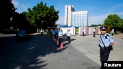 중국 공안이 광저우 법원 앞 교통을 통제하고 있다. (자료사진)