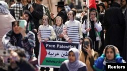 Ortodoksni Jevreji drže plakat koji pokazuje solidarnost s Palestincima dok se okupljaju ispred kampusa Univerziteta Columbia 26. aprila 2024.