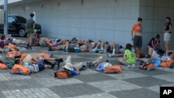 Para peserta Jambore Pramuka Dunia berbaring untuk beristirahat di lokasi perkemahan di Buan, Korea Selatan, 4 Agustus 2023. (Foto: via AP)