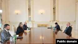 İlham Əliyev və Erika Olson (Mənbə: ABŞ səfirliyi)