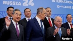 Menteri Luar Negeri Rusia Sergei Lavrov (tengah) menjadi tuan rumah pertemuan Dewan Menteri BRICS Plus di kota Nizhny Novgorod, Rusia, Selasa 11 Juni 2024.
