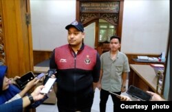 Menpora, Dito Ariotedjo ( kiri) usai bertemu Walikota Solo, Gibran Rakabuming ( kanan) di Balaikota Solo, Senin (8/5) (Foto: Pemkot Surakarta).