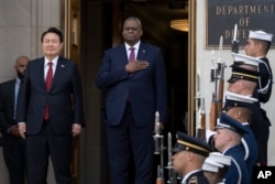 미국을 국빈 방문 중인 윤석열 한국 대통령이 27일 워싱턴 국방부 청사를 방문했다. 국방부 환영 행사에서 양국 국가가 연주되는 동안 로이스 오스틴 국방장관이 가슴에 손을얹고 있다.