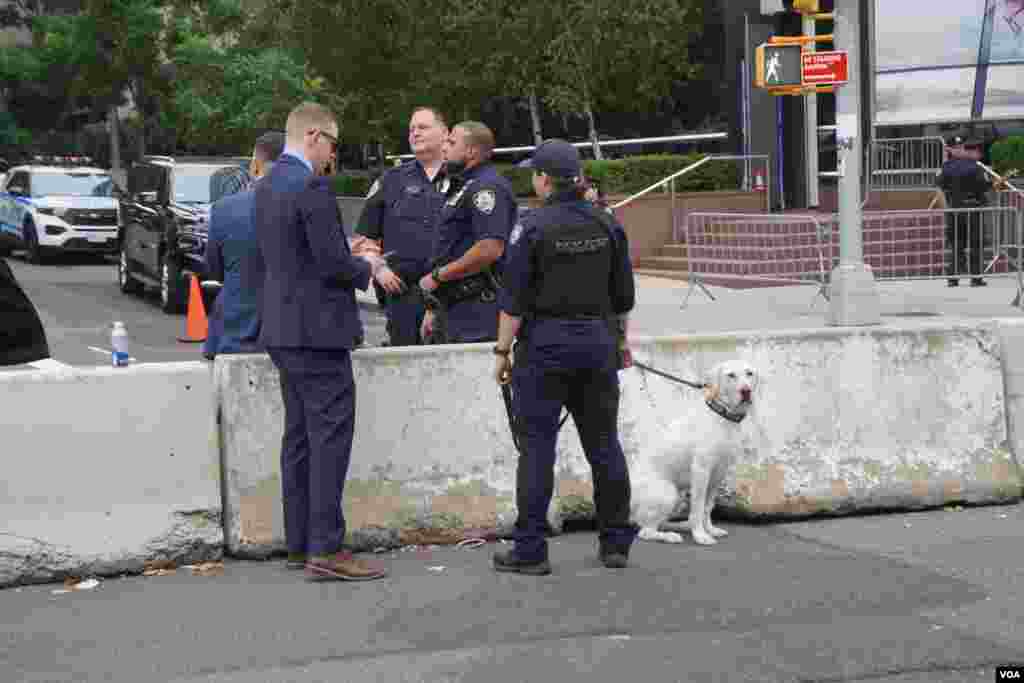 ኒው ዮርክ በሚገኘው በግዙፉ የመንግሥታቱ ድርጅት የጠቅላላ ጉባዔ አዳራሽ አካባቢ ፖሊስ ጥበቃ እያደረገ&nbsp;