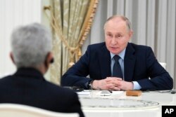 រូបឯកសារ៖ ប្រធានាធិបតីរុស្ស៊ីលោក Vladimir Putin ពិភាក្សាគ្នាជាមួយ​រដ្ឋមន្ត្រីការបរទេស​ឥណ្ឌាលោក Subrahmanyam Jaishankar នៅ​វិមានរដ្ឋាភិបាលរុស្ស៊ី ក្នុងទីក្រុងមូស្គូ ប្រទេសរុស្ស៊ី កាលពីថ្ងៃទី២៧ ខែធ្នូ ឆ្នាំ២០២៣។ (Alexei Nikolsky, Sputnik, Kremlin Pool Photo via AP)