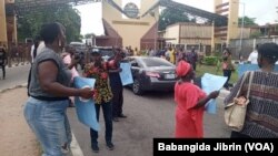 Masu zanga zanga dauke da kwalaye a gaban jami'ar Legas