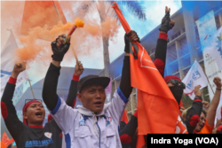 Puluhan ribu buruh yang berunjuk rasa pada Hari Buruh 2023 di Tugu Kuda, Jakarta memiliki tuntutan di antaranya meminta pemerintah mencabut UU Cipta Kerja dan penghapusan sistem kerja outsourcing, Senin, 1 Mei 2023. (Foto: VOA/Indra Yoga)