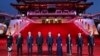 Presiden China Xi Jinping, tengah, dan istrinya, Peng Liyuan, keempat kanan, berfoto bersama para pemimpin Asia Tengah di Menara Ziyun di Xi'an di Provinsi Shaanxi, China , 18 Mei 2023. (Foto: via AP)