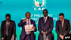 Patrice Motsepe, président de la CAF (centre), a annoncé que le Kenya, l'Ouganda et la Tanzanie accueilleraient la CAN 2027.