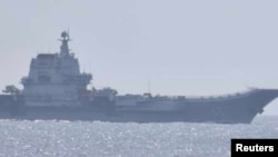 중국 항공모함 '산둥함'이 4월, 일본 오키나와현 남쪽 태평양을 지나고 있다. (자료사진)