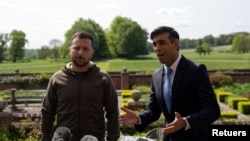 볼로디미르 젤렌스키(왼쪽) 우크라이나 대통령과 리시 수낙 영국 총리가 15일 영국 에일스베리에서회담 직후 기자회견하고 있다.