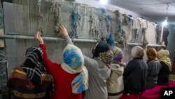 یو ایس ايډ ویلي چې اوس مهال په افغانستان کې د غالیو صنعت د ۱.۲ میلیون وګړو ته چې ۹۰ فیصده یې ښځې دي دندې برابرې کړي دي. 