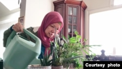 Desiyani Nurbaiti untuk akhir tahun kedua menjadi house-sitter. Kali ini diminta mengurus tanaman. (Foto: Dokumen pribadi)