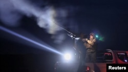 드론을 겨냥해 기관총을 쏘는 우크라이나 병사 (자료사진)