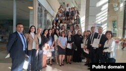 “Məktəb Direktorları üçün Liderliyin İnkişafı Proqramı”nın iştirakçıları (Mənbə: ABŞ səfirliyi) 