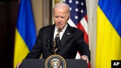 Presiden Joe Biden menghadiri konferensi pers dengan Presiden Ukraina Volodymyr Zelenskyy di Ruang Perjanjian India di Gedung Kantor Eksekutif Eisenhower di Kampus Gedung Putih, 12 Desember 2023.