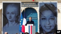 在巴黎的旺多姆广场，法国总统马克龙在将保护堕胎权正式纳入宪法的加印仪式上发表讲话。(2024年3月8日)