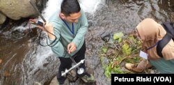 Pengukuran debit air di permukaan menjadi salah satu cara mengukur debit air di bawah permukaan tanah. (VOA/Petrus Riski)