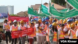 កម្មករកម្មាការិនី កំពុងដើរដង្ហែនិងលើកបដាស្រែកទាមទារសិទ្ធិការងារនិងសិទ្ធិសហជីព ក្នុងកម្មវិធីទិវាអបអរពលកម្មអន្តរជាតិលើកទី១៣៨ នៅសួនច្បារក្រុមប្រឹក្សាអភិវឌ្ឍកម្ពុជា (CDC) នៅរាជធានីភ្នំពេញ នាថ្ងៃទី១ ខែឧសភា ឆ្នាំ២០២៤។ (លាស់ លីបលីប/វីអូអេ)
