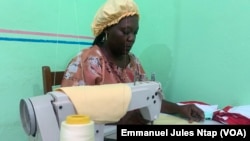 Mariette Ayissi dans l’atelier de confection des serviettes hygiéniques lavable, à Yaoundé, le 1 mai 2024. (VOA/Emmanuel Jules Ntap)