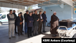 Salat jenazah WNI yang menjadi korban gempa Turki. (Foto: Courtesy/KBRI Ankara)