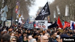 지난 15일 프랑스 파리에서 연금개혁안 반대 시위대가 행진하고 있다. (자료사진)