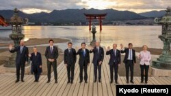 19일 일본 히로시마에서 개막한 주요7개국(G7) 정상회의에 참석자들이 기념 촬영하고 있다. 왼쪽부터 샤를 미셸 유럽연합(EU) 정상회의 상임의장, 조르자 멜로니 이탈리아 총리, 쥐스탱 트뤼도 캐나다 총리, 에마뉘엘 마크롱 프랑스 대통령, 기시다 후미오 일본 총리, 조 바이든 미국 대통령, 올라프 숄츠 독일 총리, 리시 수낙 영국 총리, 우르줄라 폰데어라이엔 EU 집행위원장.