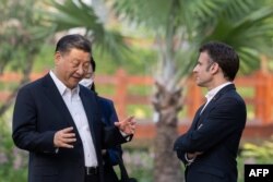 แฟ้มภาพ - ปธน.สี จิ้นผิง และปธน.เอ็มมานูเอล มาคร็อง พูดคุยกันขณะเยือนจวนผู้ว่านครกว่างโจว เมื่อ 7 เม.ย. 2566