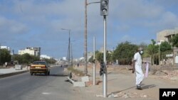 HRW fait état de mauvais traitements subis par des prisonniers. Elle montre du doigt les interdictions de manifestations, l'arrestation "arbitraire" de dizaines de journalistes, les restrictions de l'accès à l'internet mobile et aux réseaux sociaux...(Photo by Seyllou / AFP)