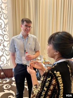 Steve Baragona berbincang dengan salah satu peserta konferensi afiliasi Voice of America VOA Siaran Indonesia di Serpong, Senin (29/5).(VOA/Eva Mazrieva)