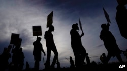 พนักงานบริษัทยูพีเอสเดินขบวนประท้วงเมื่อวันที่ 21 ก.ค. 2023 (แฟ้มภาพ) 