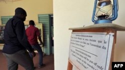 Des visiteurs passent devant une flamme éternelle allumée au centre national de presse Norbert Zongo à Ouagadougou le 20 novembre 2014.