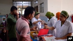 Paramedics prepare to give treatment to dengue patients at Mugda Medical College and Hospital in Dhaka, Bangladesh, Aug. 10, 2023.